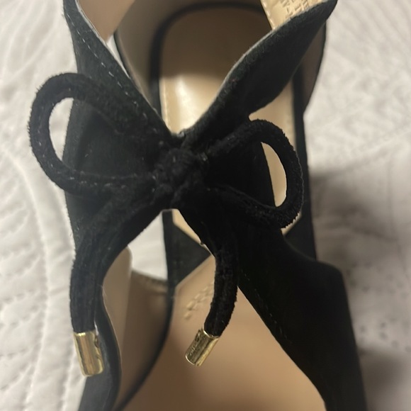 Adrienne Vittadini Nigel Cut-Out Pump.Rear zip closure, Chunky heel Pointed toe. - Picture 6 of 6